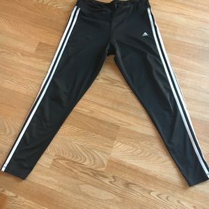 ADDIAS SIZE MEDIUM WORK OUT PANTS